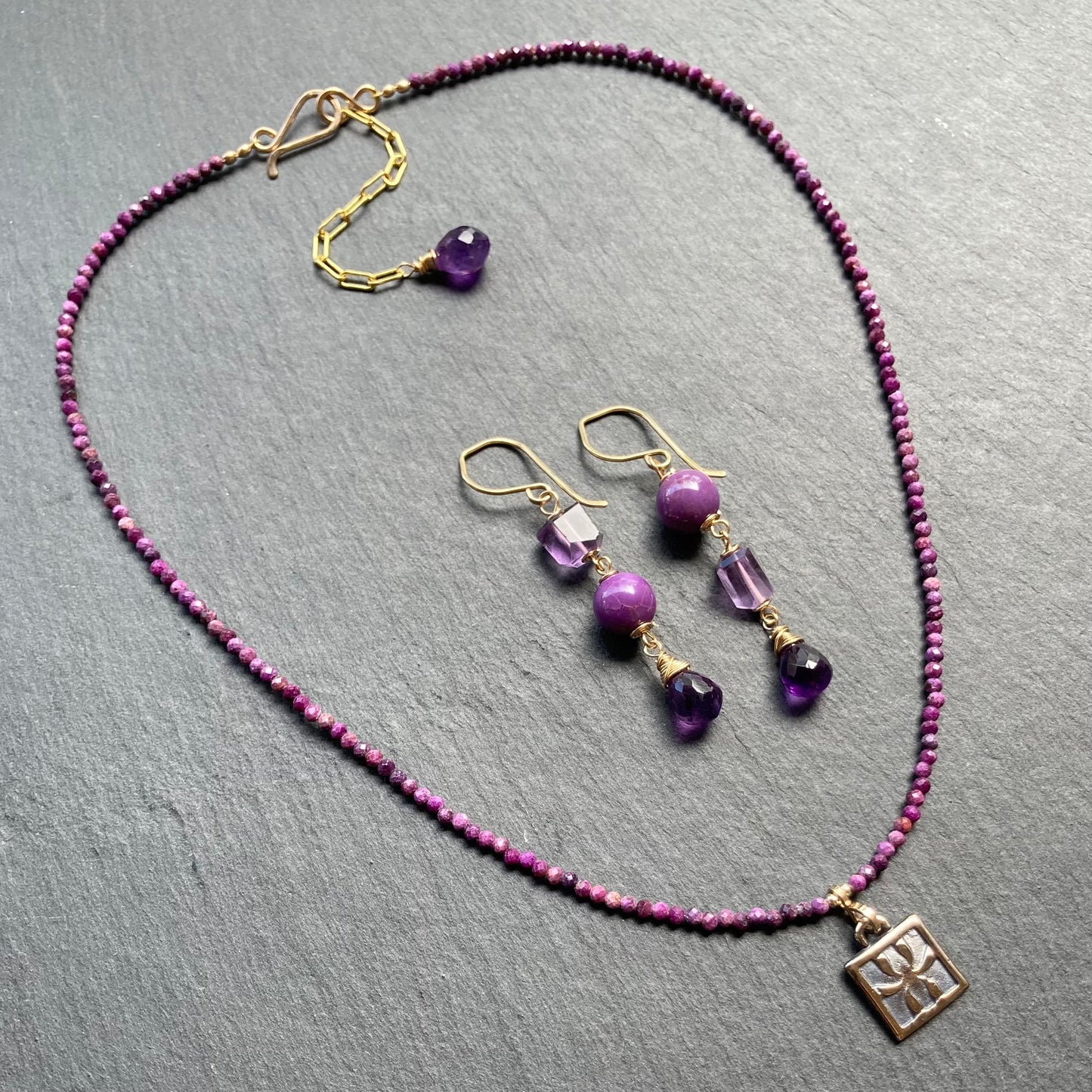 Stichtite, Gold & Bronze Iris Pendant Choker